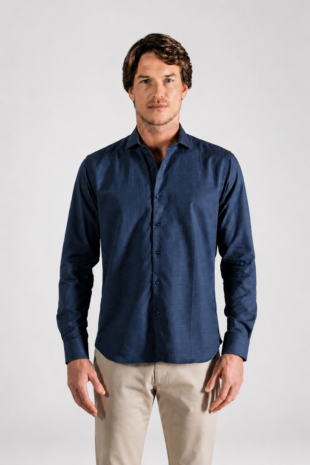 Camisa Rafael Cure en algodón pima, suave y duradera. Classic fit ideal para looks elegantes.