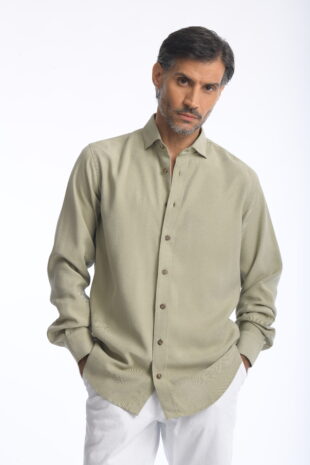 Camisa Rafael Cure para hombre, fresca, no se arruga y repele líquidos. Diseño classic fit con caída fluida para un estilo elegante y versátil.
