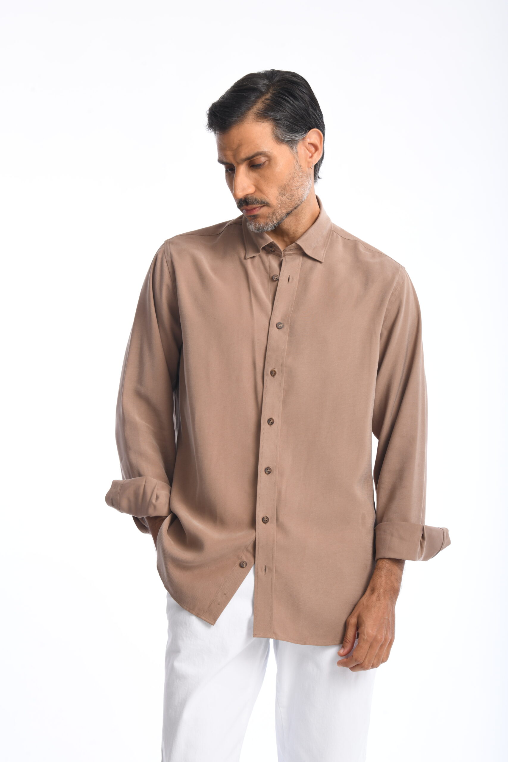 Camisa Rafael Cure para hombre, fresca, no se arruga y repele líquidos. Diseño classic fit con caída fluida para un estilo elegante y versátil.