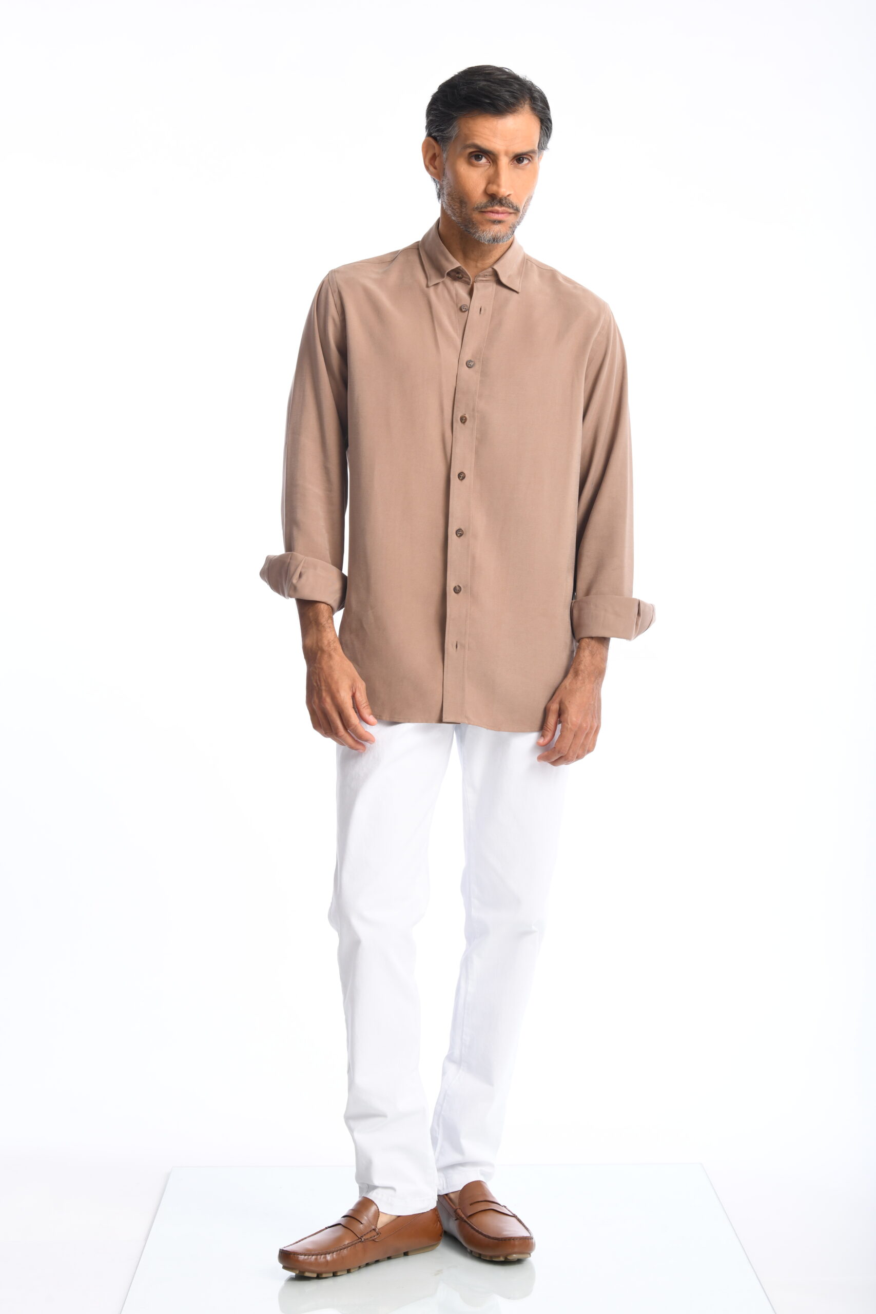 Camisa Rafael Cure para hombre, fresca, no se arruga y repele líquidos. Diseño classic fit con caída fluida para un estilo elegante y versátil.