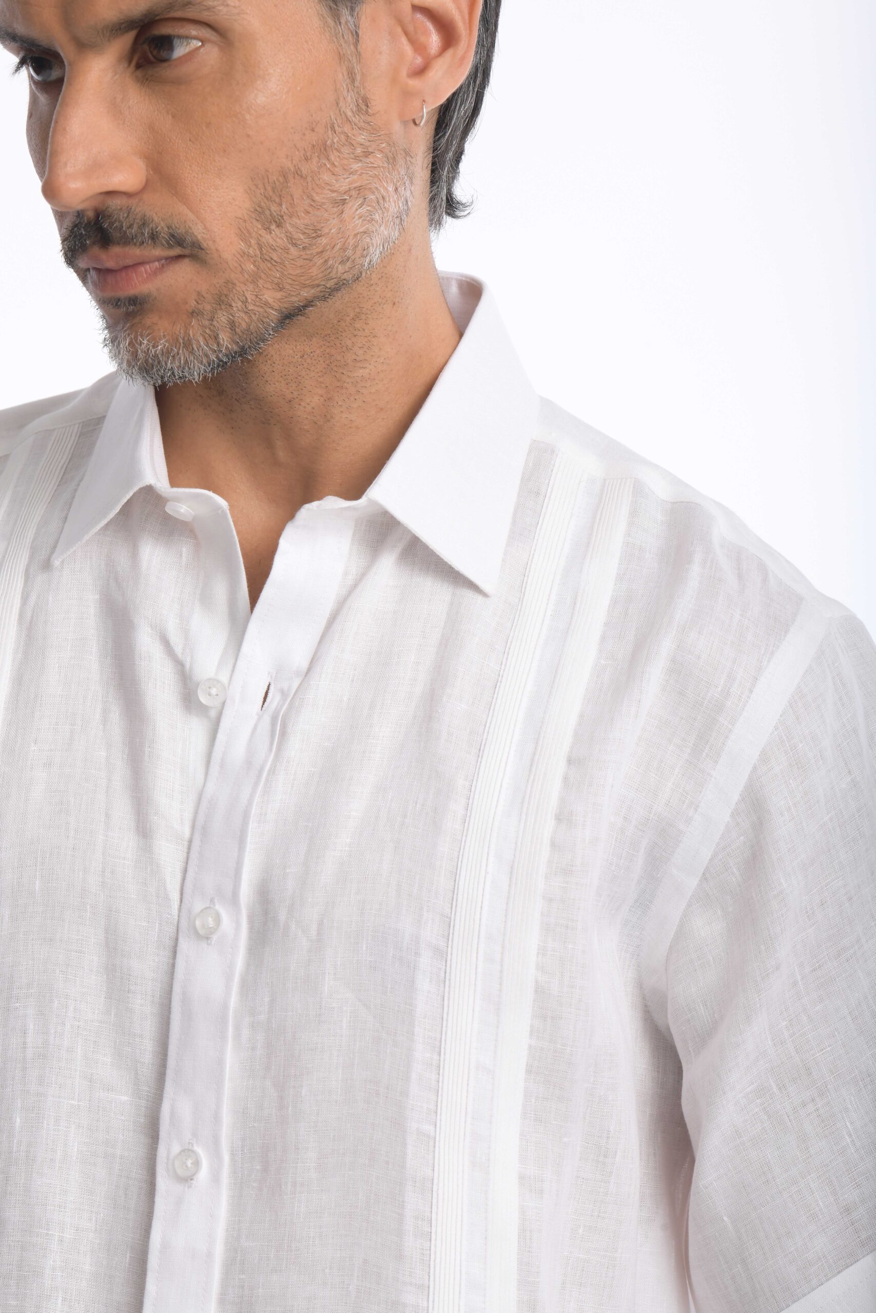 Guayabera Rafael Cure en lino, fresca, transpirable y de secado rápido. No pica ni genera alergias. Hecha por artesanas de Cartago.