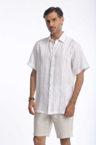 Guayabera Rafael Cure en lino, fresca, transpirable y de secado rápido. No pica ni genera alergias. Hecha por artesanas de Cartago.