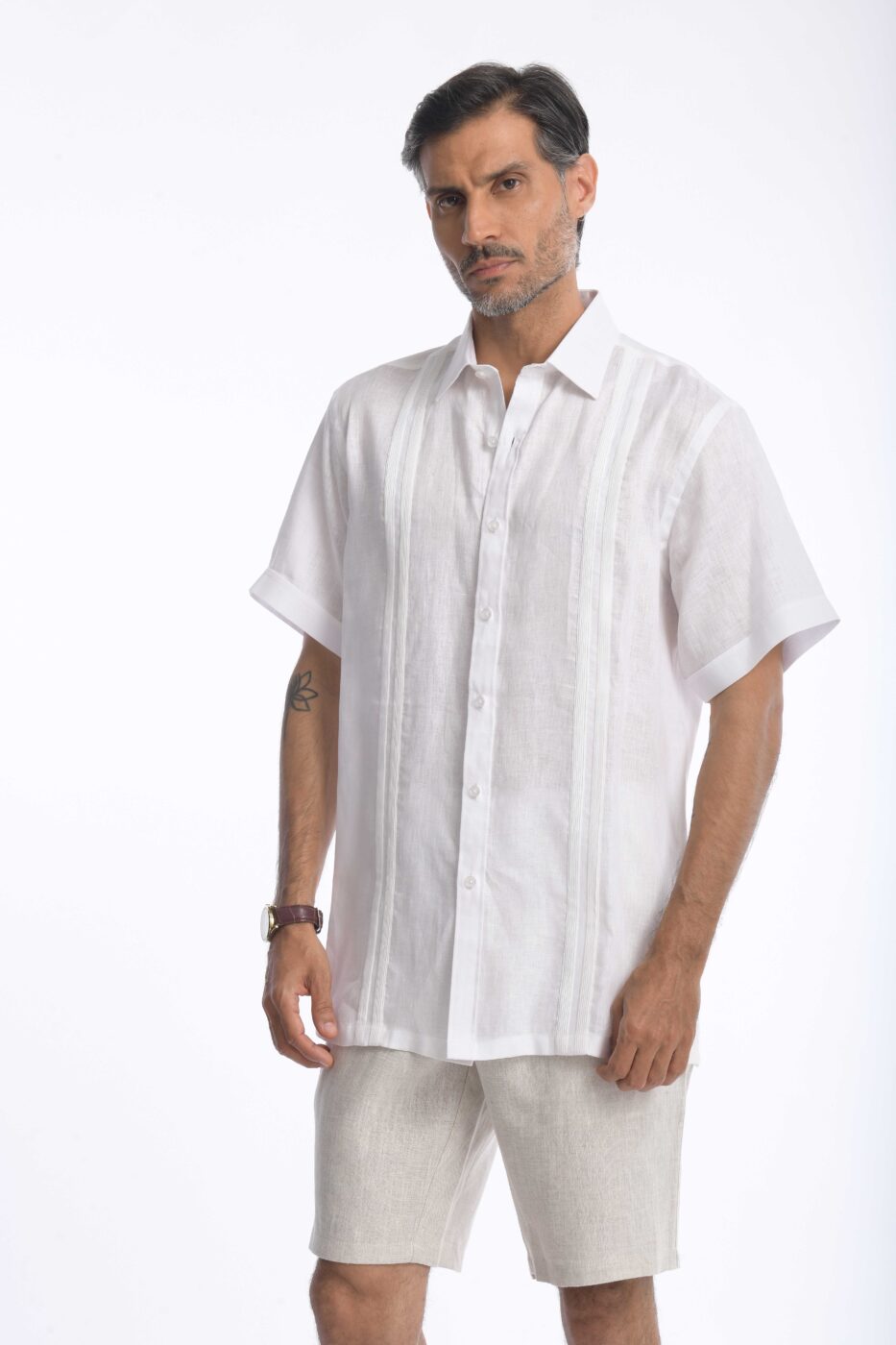 Guayabera Rafael Cure en lino, fresca, transpirable y de secado rápido. No pica ni genera alergias. Hecha por artesanas de Cartago.