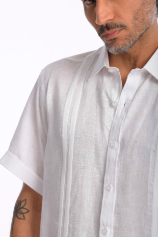 Guayabera Rafael Cure en lino, fresca, transpirable y de secado rápido. No pica ni genera alergias. Hecha por artesanas de Cartago.