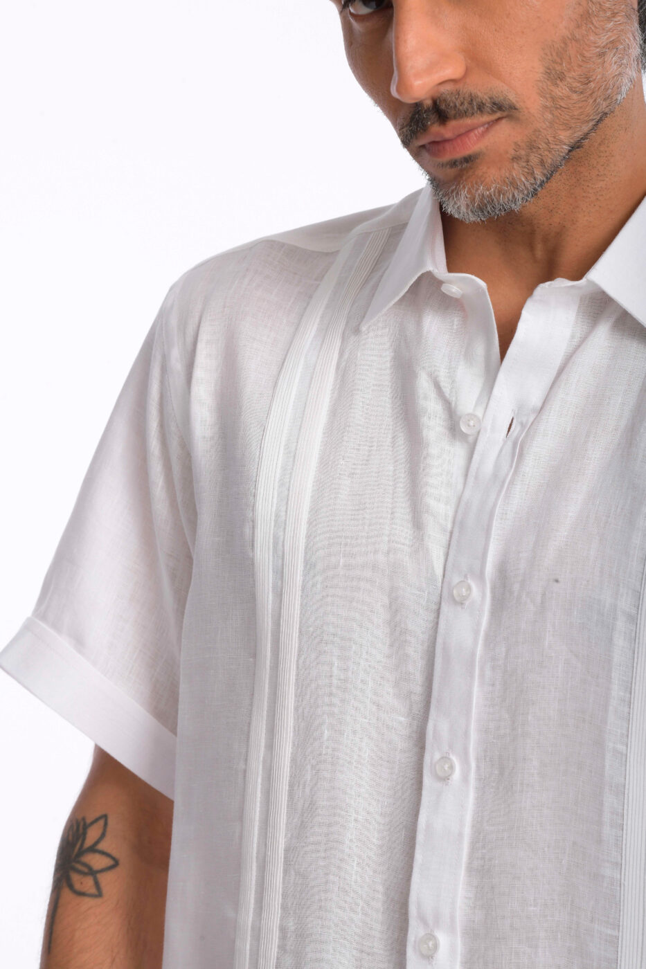 Guayabera Rafael Cure en lino, fresca, transpirable y de secado rápido. No pica ni genera alergias. Hecha por artesanas de Cartago.
