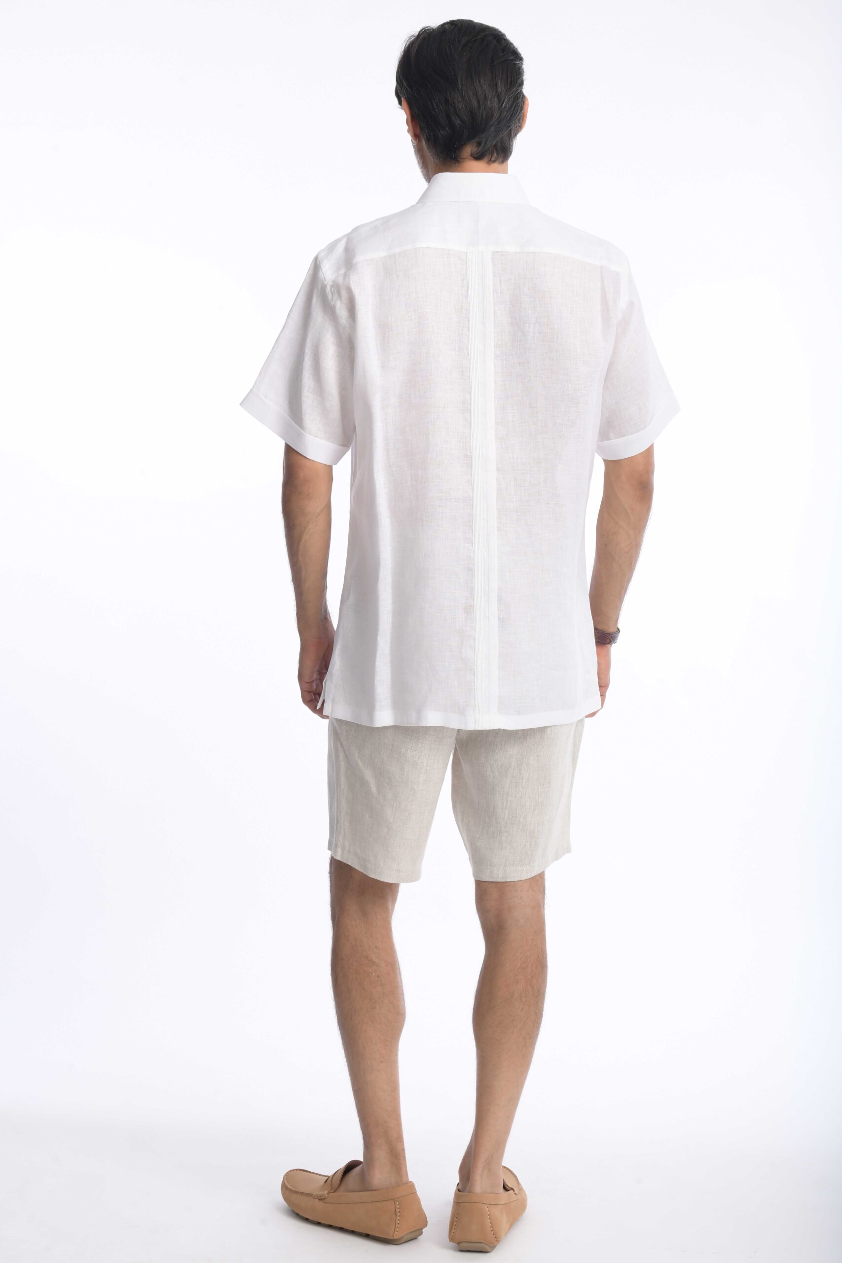 Guayabera Rafael Cure en lino, fresca, transpirable y de secado rápido. No pica ni genera alergias. Hecha por artesanas de Cartago.