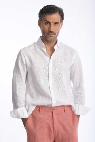 Camisa Rafael Cure en lino, fresca, transpirable y de secado rápido. No pica ni genera alergias. Ideal para looks elegantes y cómodos.