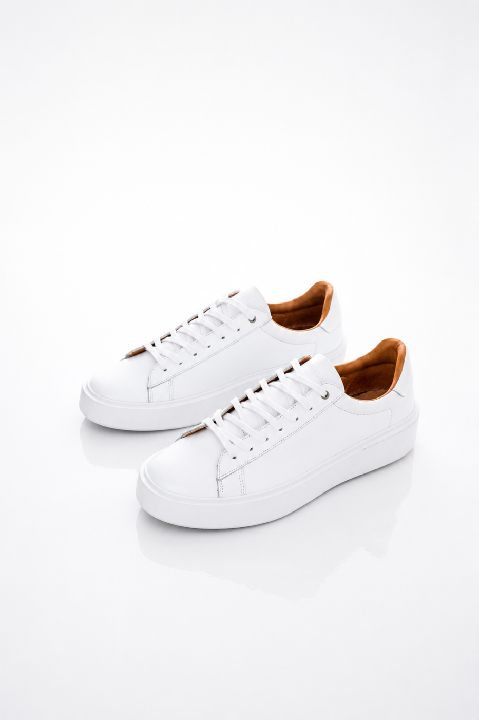 Zapato deportivo Rafael Cure en cuero blanco, cómodo y ligero. Suela flexible ideal para looks casuales modernos.
