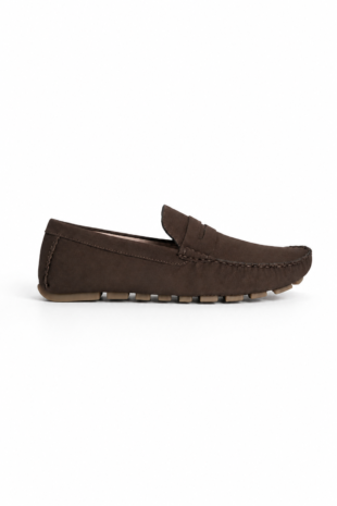 Mocasín Rafael Cure en cuero nubuck, cómodo y flexible. Suela ligera ideal para uso diario.