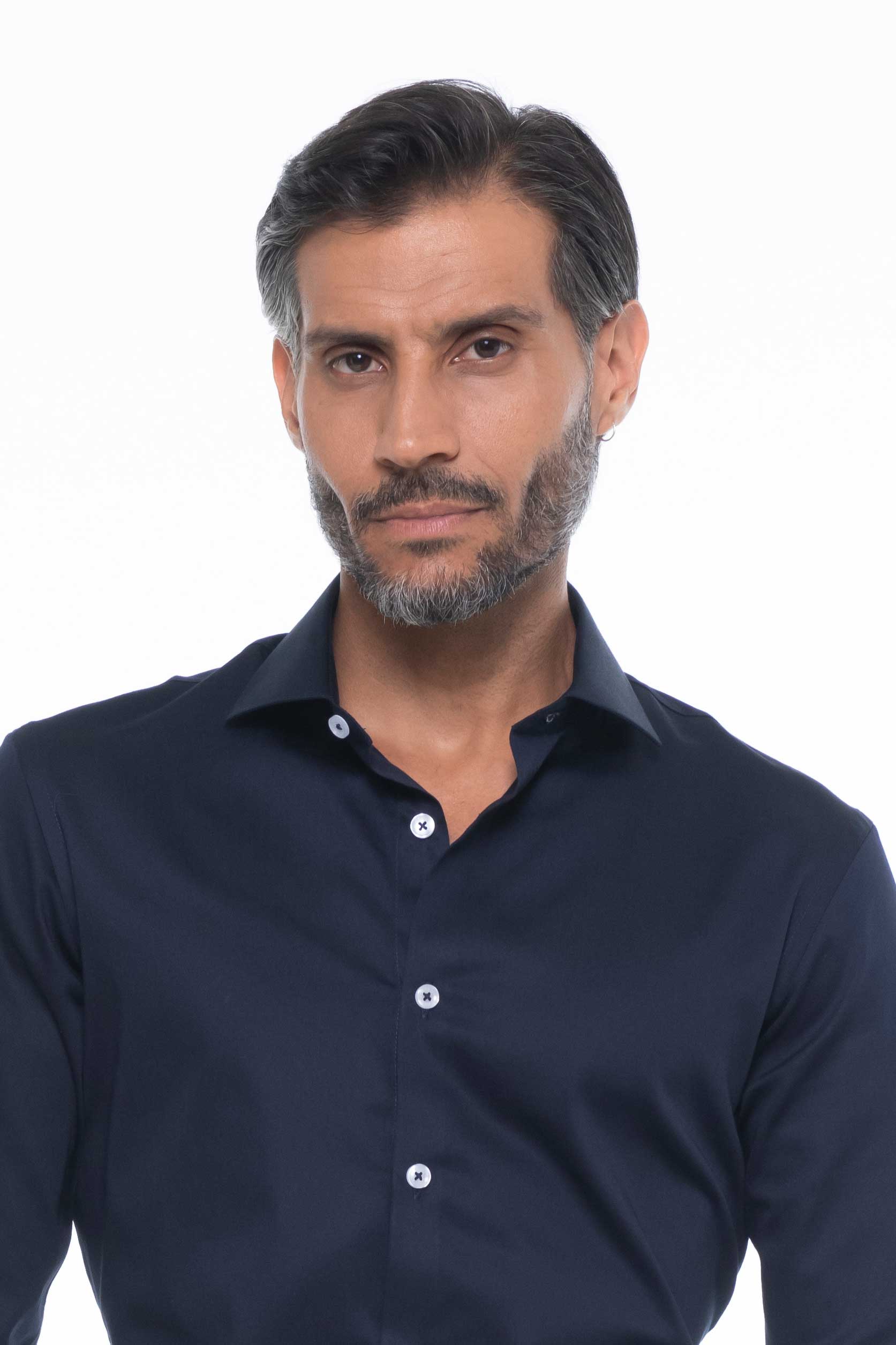 Camisa para hombre en algodón pima stretch. Suave, fresca y cómoda con corte slim fit y acabado premium.