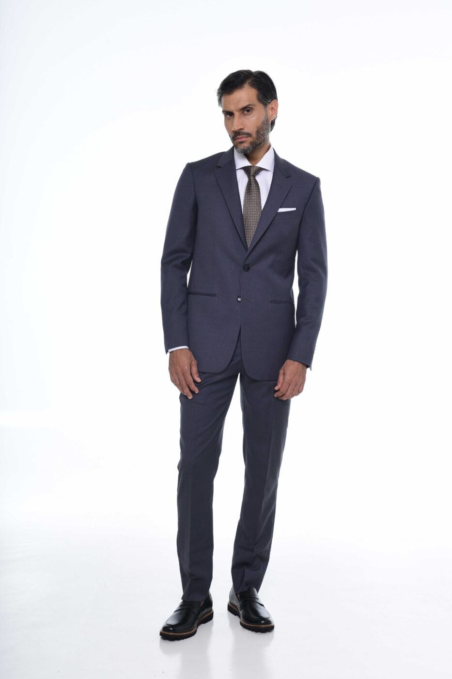 Traje para hombre en mezcla de lana. Chaqueta clásica y pantalón semi slim fit con elegancia y confort.