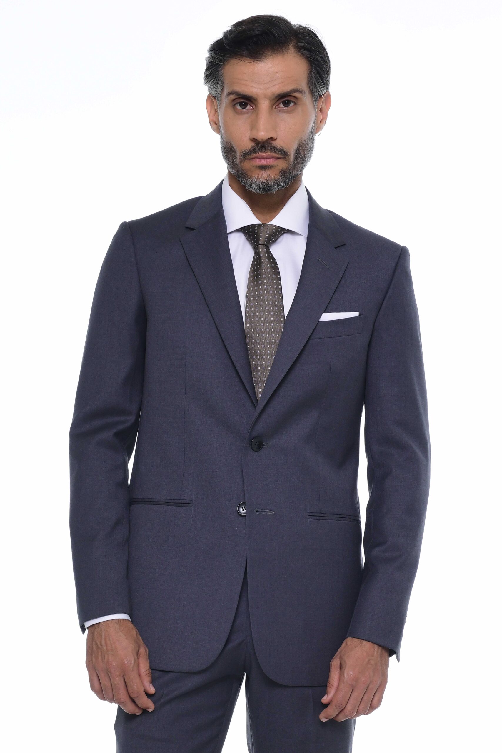 Traje para hombre en mezcla de lana. Chaqueta clásica y pantalón semi slim fit con elegancia y confort.