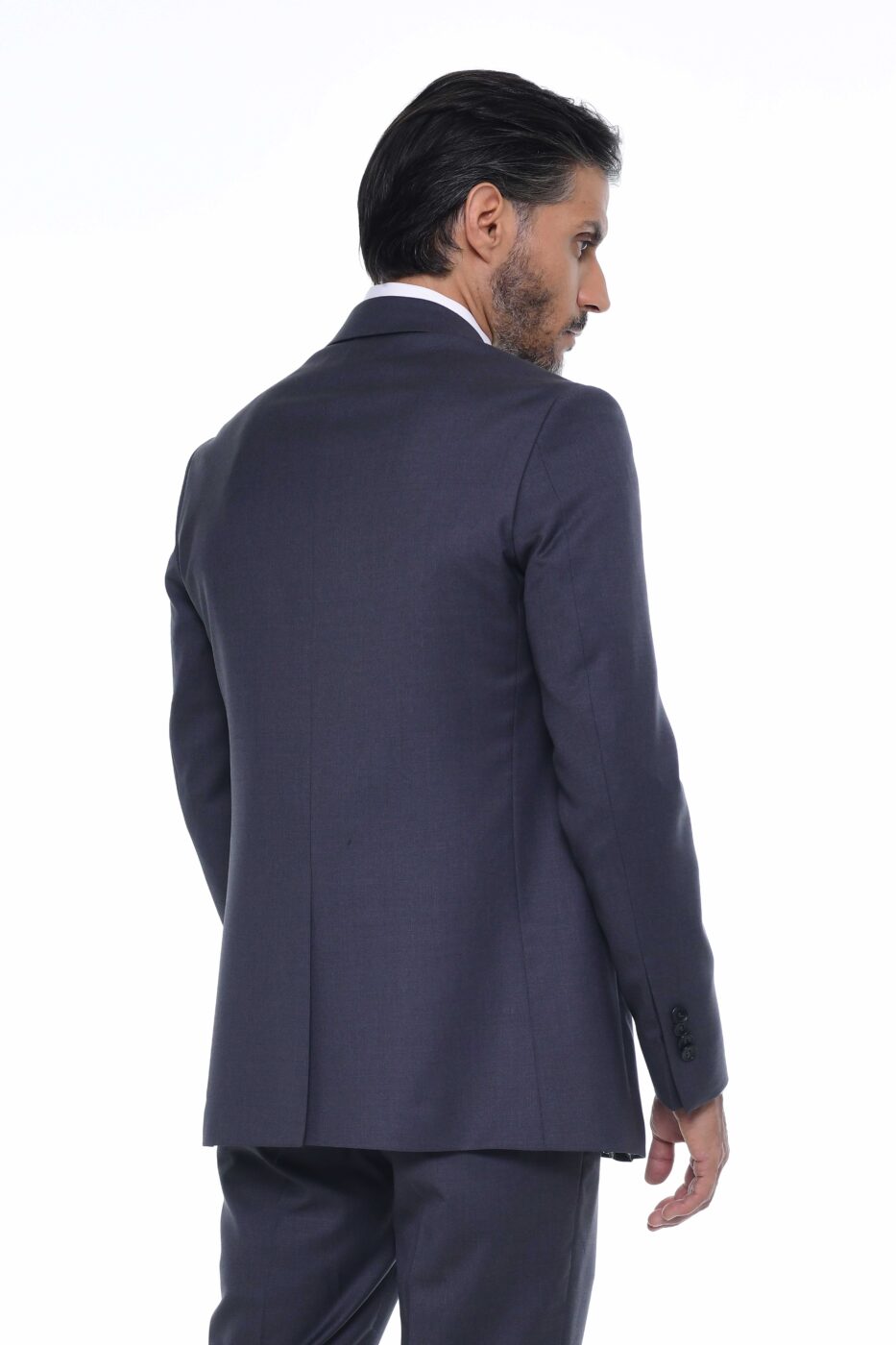 Traje para hombre en mezcla de lana. Chaqueta clásica y pantalón semi slim fit con elegancia y confort.