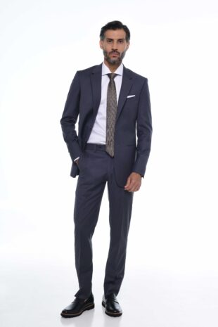 Traje para hombre en mezcla de lana. Chaqueta clásica y pantalón semi slim fit con elegancia y confort.